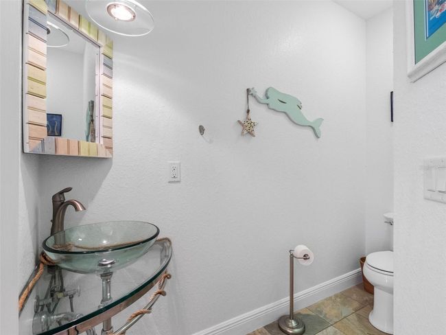 Half bathroom off of the kitchen | Image 22