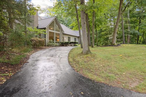 9724 Pine Valley Trail, Brighton, MI, 48114 | Card Image