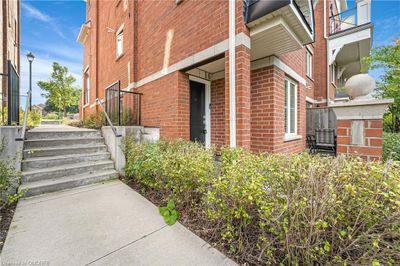 2579 6 Th Line, Townhouse with 2 bedrooms, 2 bathrooms and 1 parking in Oakville ON | Image 2