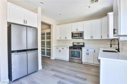 5221 Mountain Garland Ln, North Las Vegas, NV, 89081-4032 | Card Image