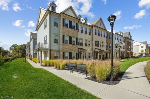 24 Braeburn Ct, Livingston, NJ, 07039-5709 | Card Image