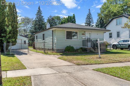 8610 Central, Center Line, MI, 48015-1910 | Card Image