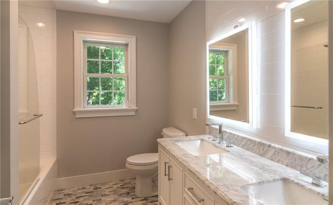 Hall Bathroom | Image 22