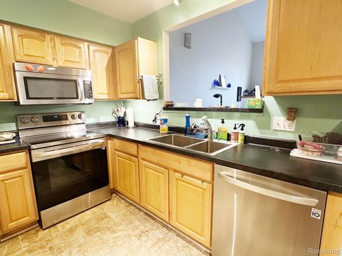 5457 Greenway Dr, Trenton, MI, 48183-7207 | Card Image