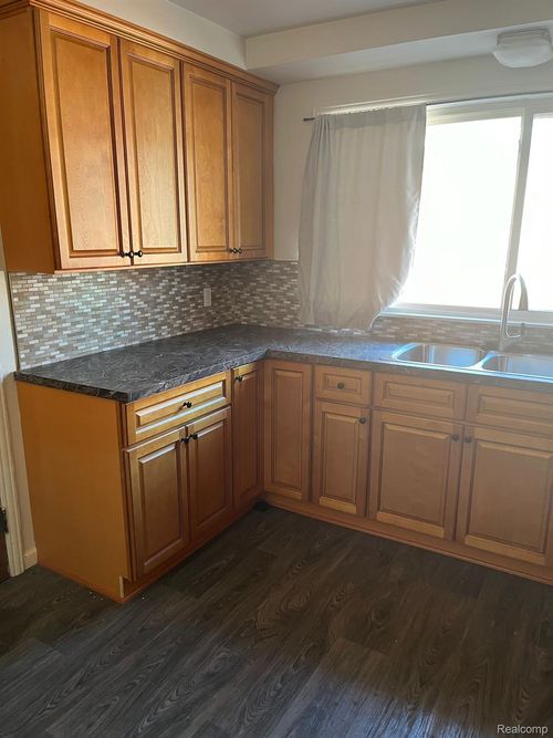 18090 Northlawn St, Detroit, MI, 48221-2514 | Card Image