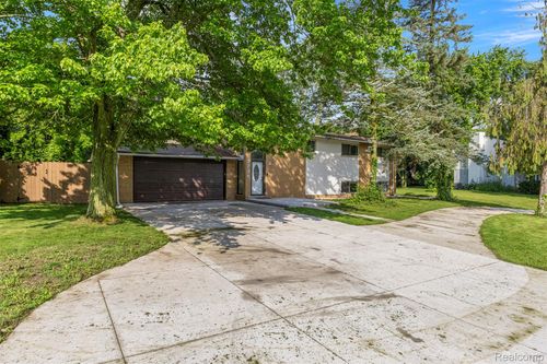 2738 Berry Dr, Bloomfield Hills, MI, 48304-1604 | Card Image