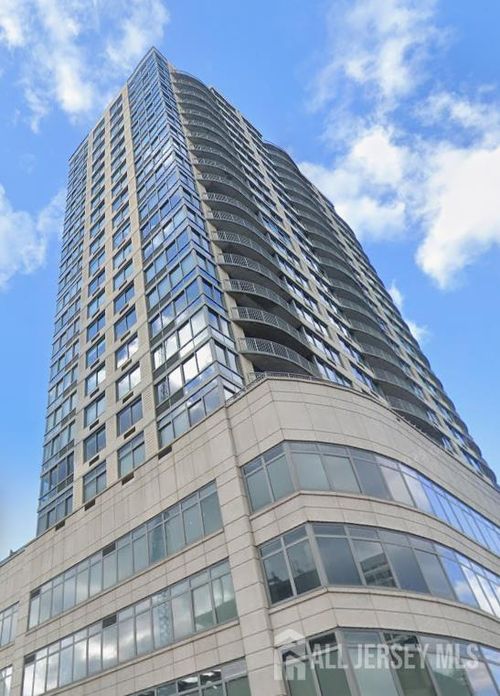 apt-702-1 Spring St, New Brunswick, NJ, 08901-2277 | Card Image