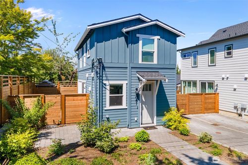 9061 Meridian Pl N, Seattle, WA, 98103-4152 | Card Image