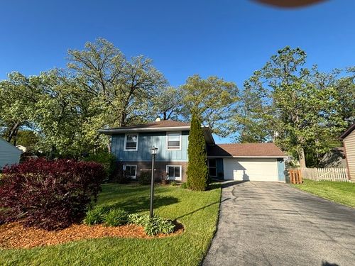 203 Cedarwood Ln, Antioch, IL, 60002-1613 | Card Image