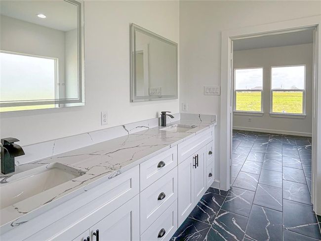 435 Angus Trl, House other with 4 bedrooms, 2 bathrooms and 2 parking in Angleton TX | Image 17