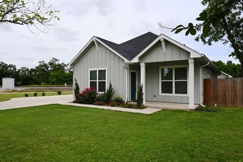 215 E 8th St, Elgin, TX, 78621-1611 | Card Image