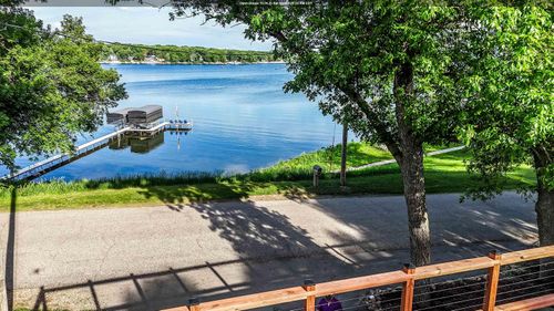 15211 Lakeview Dr, Spirit Lake, IA, 51360-7491 | Card Image