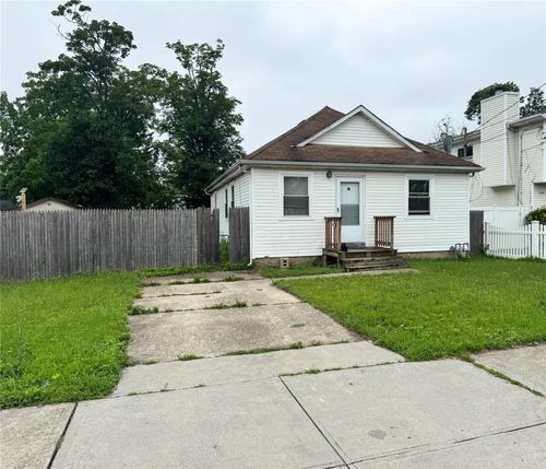 110 2nd Ave, Bay Shore, NY, 11706-6608 | Card Image