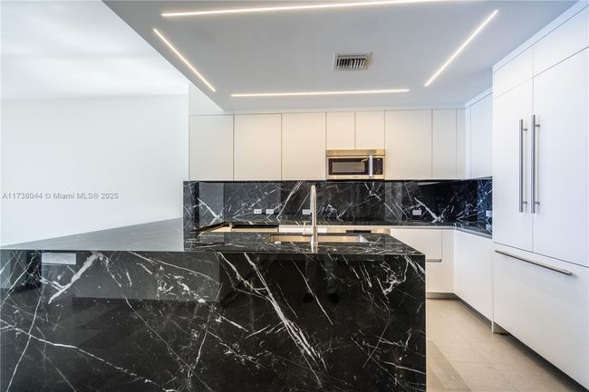 STE-806 - 88 Sw 7 Th St, Condo with 3 bedrooms, 3 bathrooms and null parking in Miami FL | Image 4