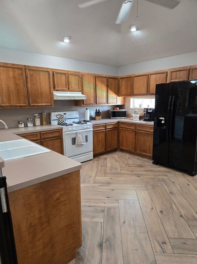 1001 Block St, House other with 2 bedrooms, 2 bathrooms and null parking in Port Neches TX | Image 5