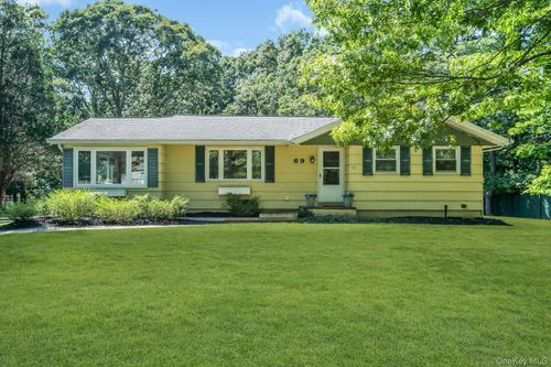 69 Squiretown Rd, Hampton Bays, NY, 11946-1907 | Card Image