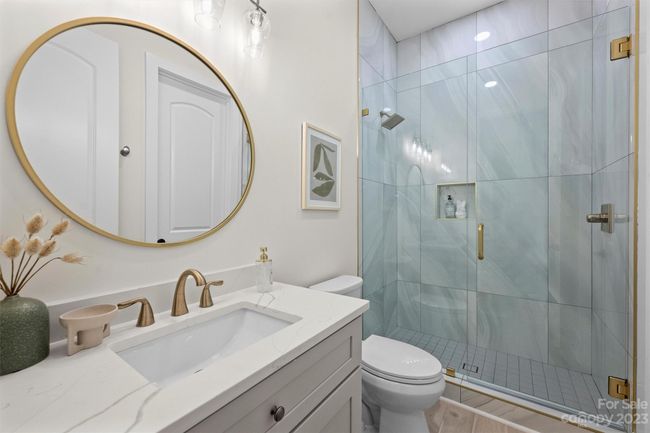 1st level full bath | Image 14