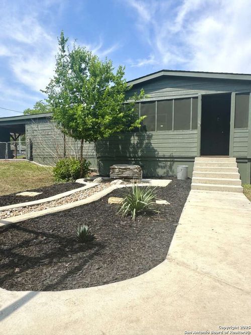 105 Tabler Dr, Seguin, TX, 78155-3064 | Card Image