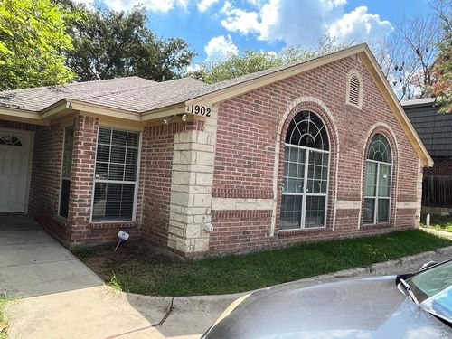 1902 W Sanford St, Arlington, TX, 76012-4580 | Card Image