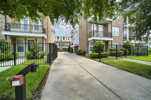 b-925 W 19th St, Houston, TX, 77008-3301 | Card Image