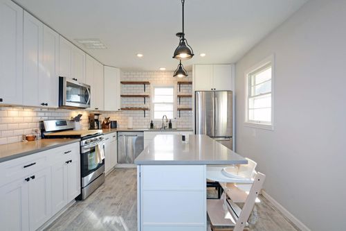 911 Sunnyview Ln, Minnetonka, MN, 55305-1132 | Card Image