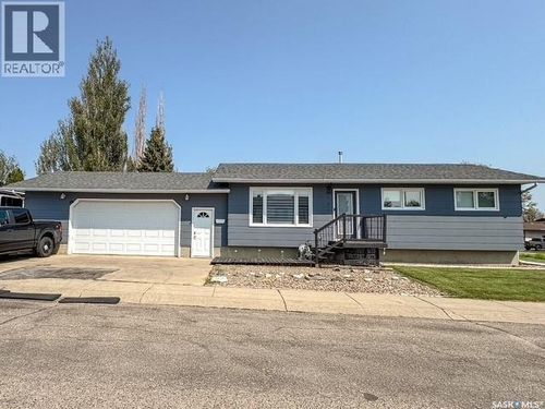 405 Northcote Dr, House with 4 bedrooms, 2 bathrooms and null parking in Swift Current SK | Card Image