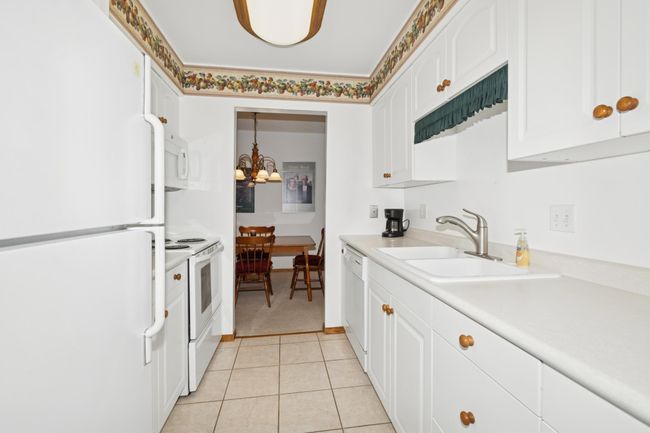 06_2240MidlandGroveRd_201_5_Kitchen_HiRes.jpg | Image 10