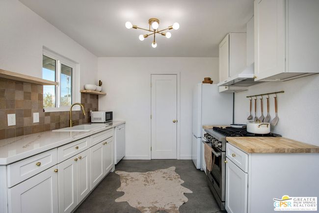 4742 Avenida La Flora Desierta, House other with 2 bedrooms, 1 bathrooms and 3 parking in Joshua Tree CA | Image 8