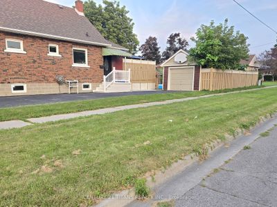 241 Annis St, House other with 3 bedrooms, 2 bathrooms and 5 parking in Oshawa ON | Image 2