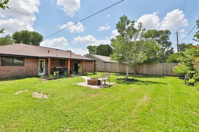 Big and private backyard | Image 34