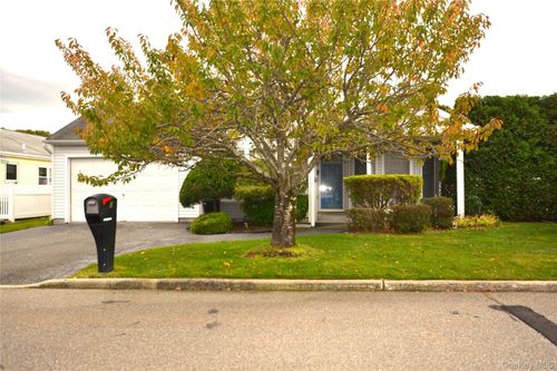 1 Willow Ct, Manorville, NY, 11949-3107 | Card Image