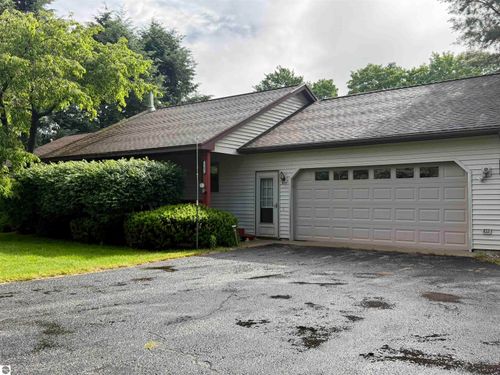 13686 Hedeen Dr, Traverse City, MI, 49686-9390 | Card Image