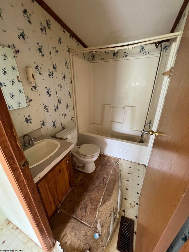 209 Thomas Ave, House other with 3 bedrooms, 2 bathrooms and null parking in Nutter Fort WV | Image 13