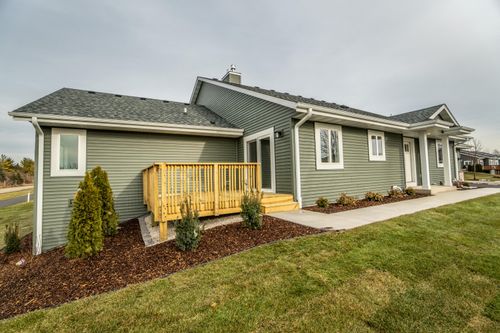 W206N16182 Stonebrook Dr, Jackson, WI, 53037-8935 | Card Image