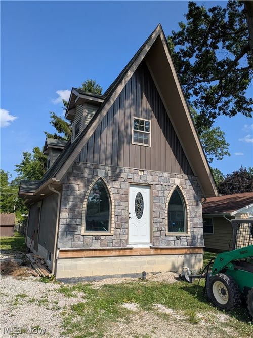 351 Essex Rd, Vermilion, OH, 44089-2235 | Card Image
