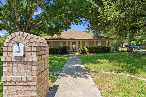 780 Burges St, Seguin, TX, 78155-6702 | Card Image
