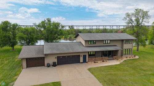 927 10th St Ne, Valley City, ND, 58072-2425 | Card Image