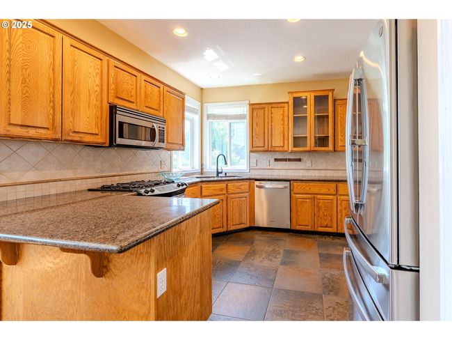 308 Sw 38 Th Loop, House other with 4 bedrooms, 3 bathrooms and 3 parking in Gresham OR | Image 12