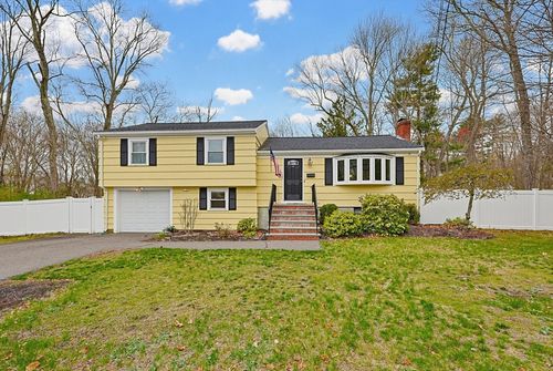 9 Franklin St, Medway, MA, 02053-1633 | Card Image