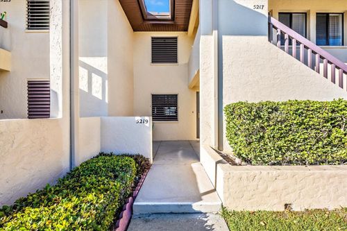 21-5219 Lake Village Dr, SARASOTA, FL, 34235-2019 | Card Image