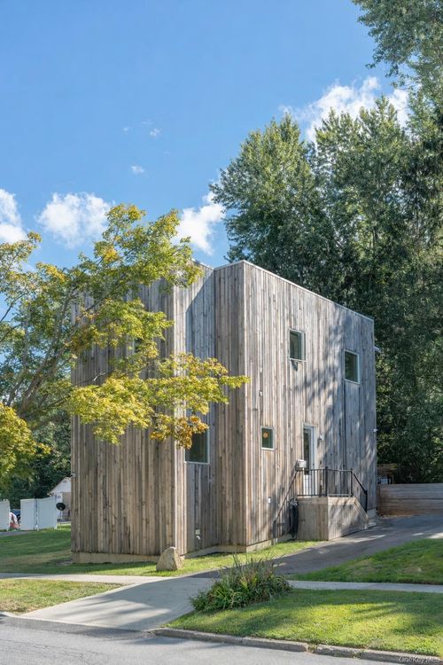 6 Glenwood Ave, Poughkeepsie, NY, 12603-3302 | Card Image