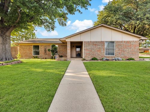 8521 Brookridge Dr, North Richland Hills, TX, 76182-6103 | Card Image
