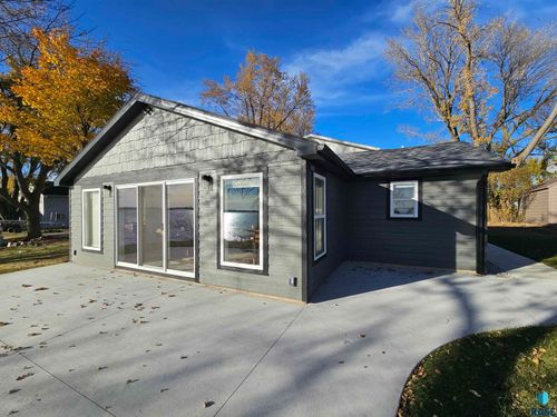 6685 Wentworth Park Dr, Wentworth, SD, 57075-7334 | Card Image