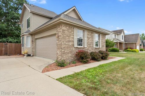 30026 Huron Meadows Dr, Rockwood, MI, 48173-8620 | Card Image