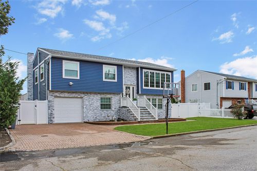 125 Spruce St, Lindenhurst, NY, 11757-4757 | Card Image