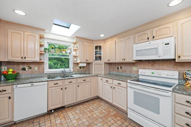 18 Edgewood Rd, House other with 5 bedrooms, 3 bathrooms and 4 parking in Westwood MA | Image 9