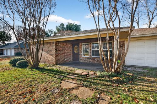 234 Navajo Trl, Lake Kiowa, TX, 76240-9455 | Card Image