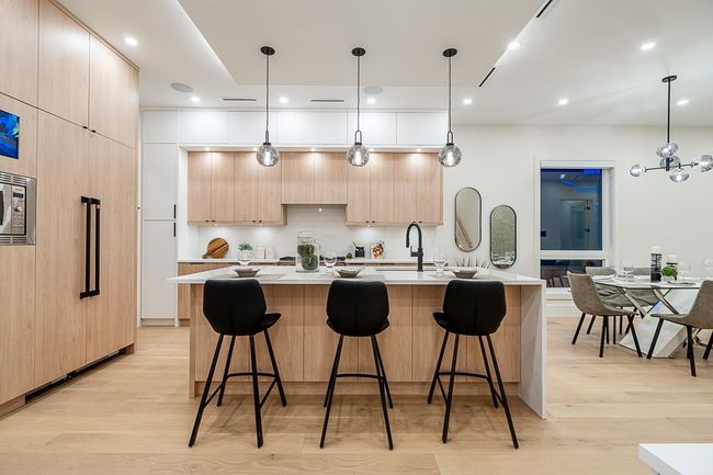 8386 14 Th Ave, Home with 5 bedrooms, 5 bathrooms and 3 parking in Burnaby BC | Image 12