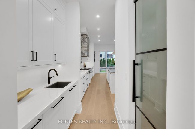 16 Cadillac Ave, House other with 5 bedrooms, 5 bathrooms and 4 parking in North York ON | Image 7