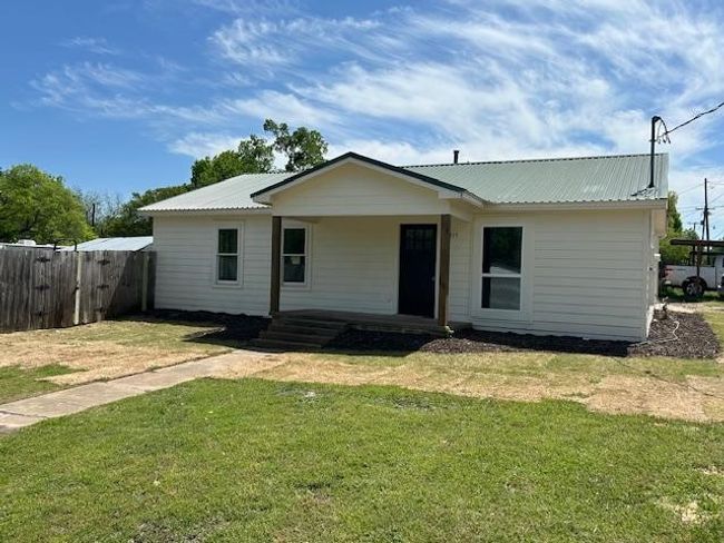 317 W Elm St, House other with 3 bedrooms, 2 bathrooms and null parking in Whitewright TX | Image 27